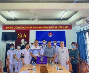 Công đoàn Y tế Hà nội tặng quà cho đoàn viên khó khăn